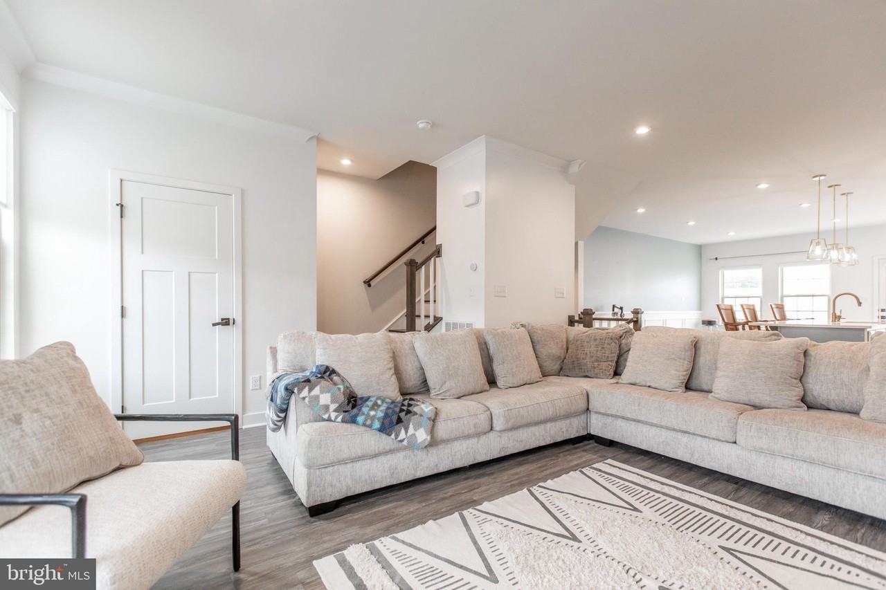 18105 Red Cedar Rd - Photo 3 of 40