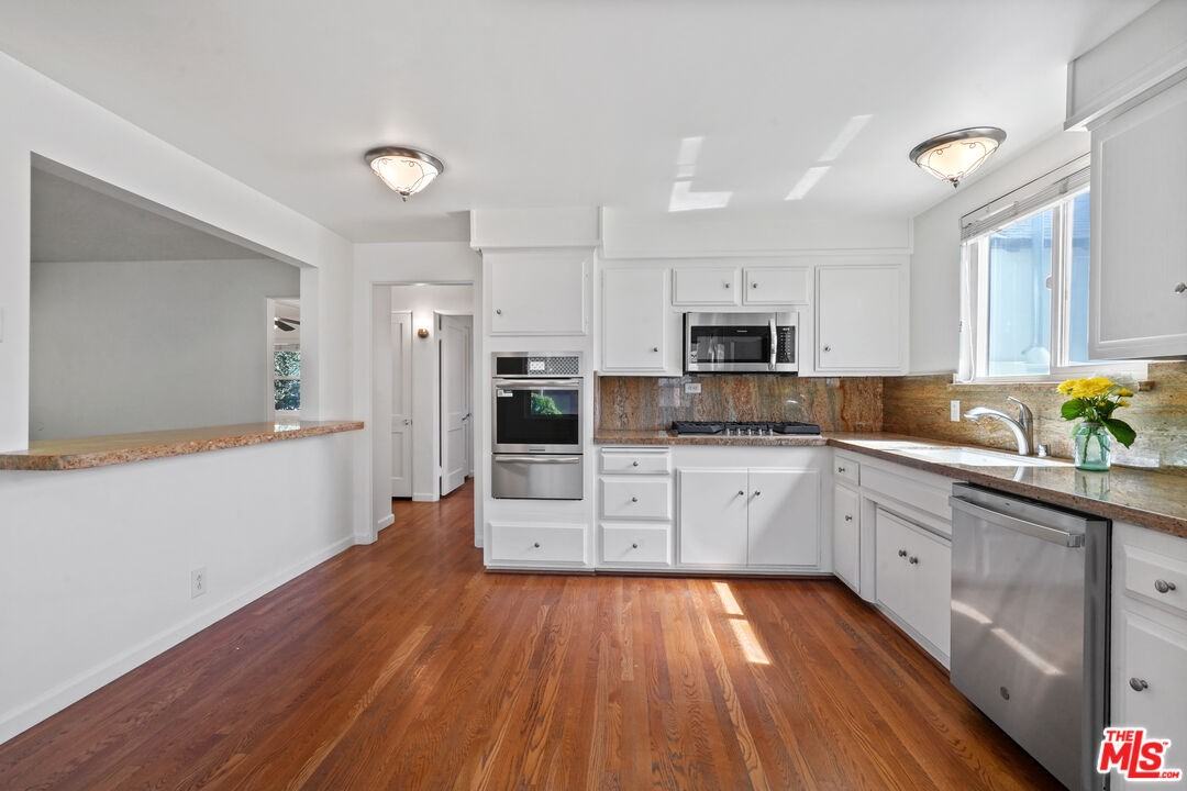 4940 Placidia Ave - Photo 3 of 8