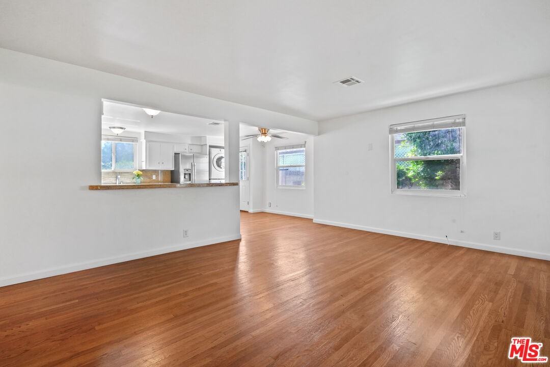 4940 Placidia Ave - Photo 4 of 8