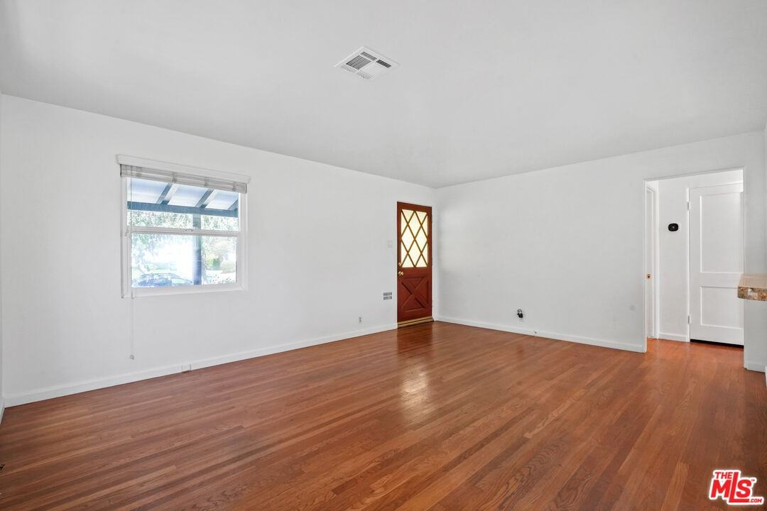 4940 Placidia Ave - Photo 6 of 8