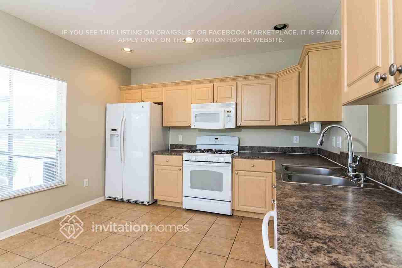 6413 Bridgecrest Dr - Photo 4 of 16