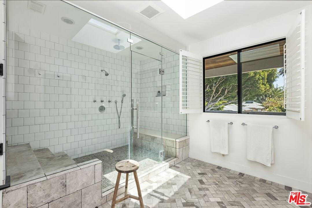 2234 5th St - Photo 3 of 8