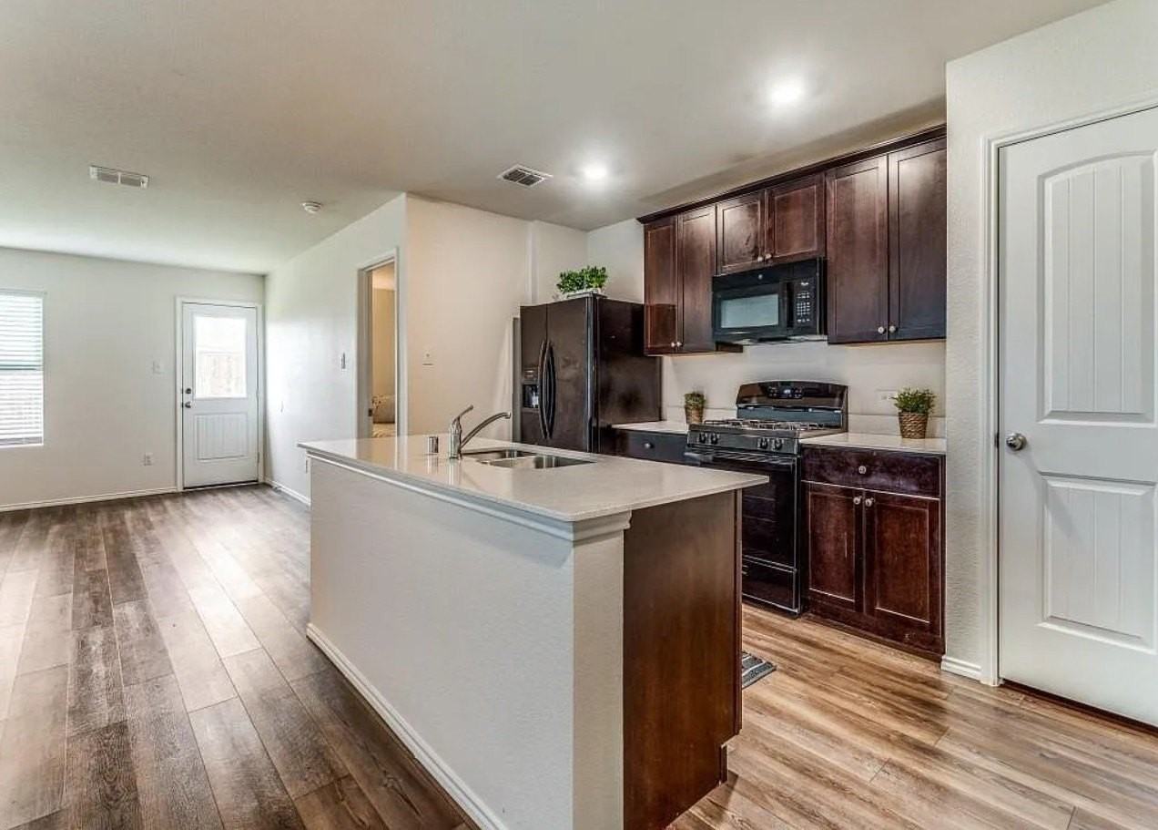 401 Everglades St - Photo 3 of 24