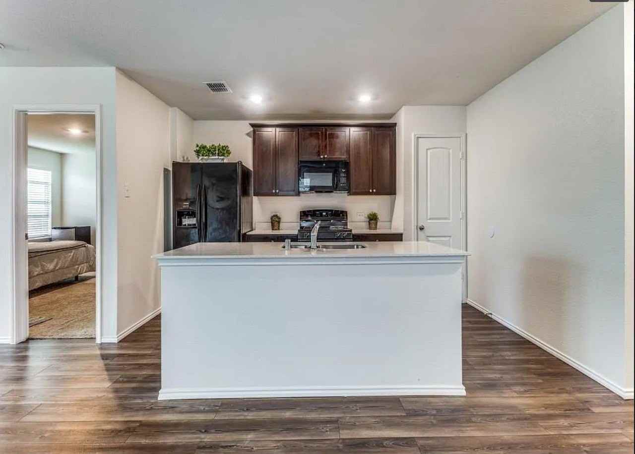401 Everglades St - Photo 4 of 24