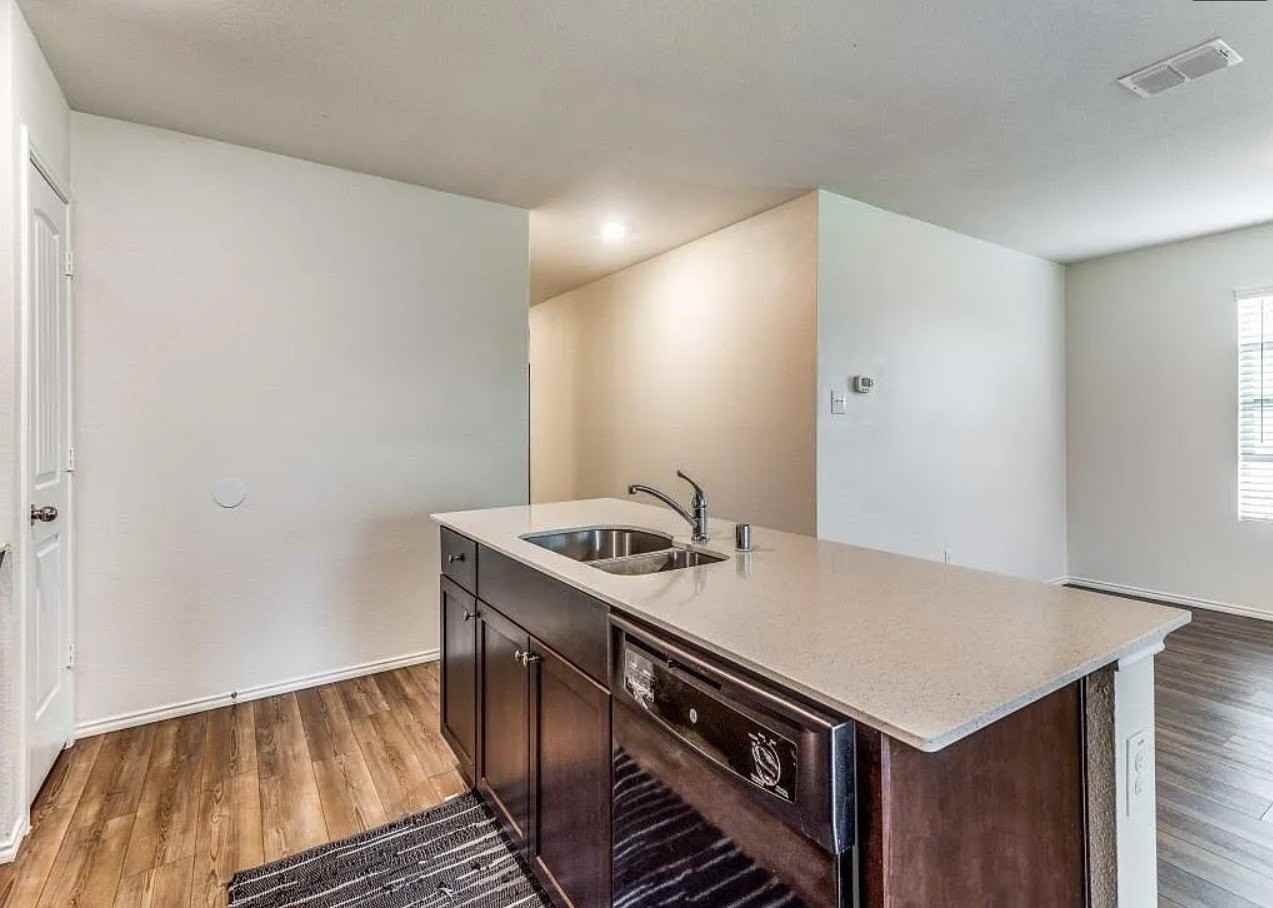 401 Everglades St - Photo 5 of 24