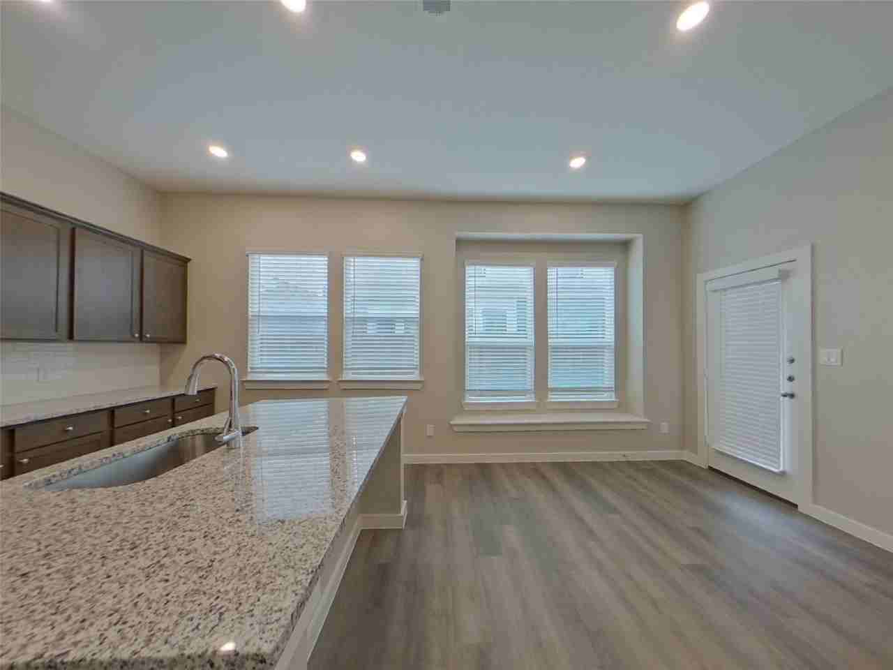 718 Lacewing Dr - Photo 5 of 16