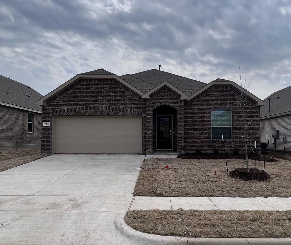 1105 Mahogany Ln - Photo 2 of 13