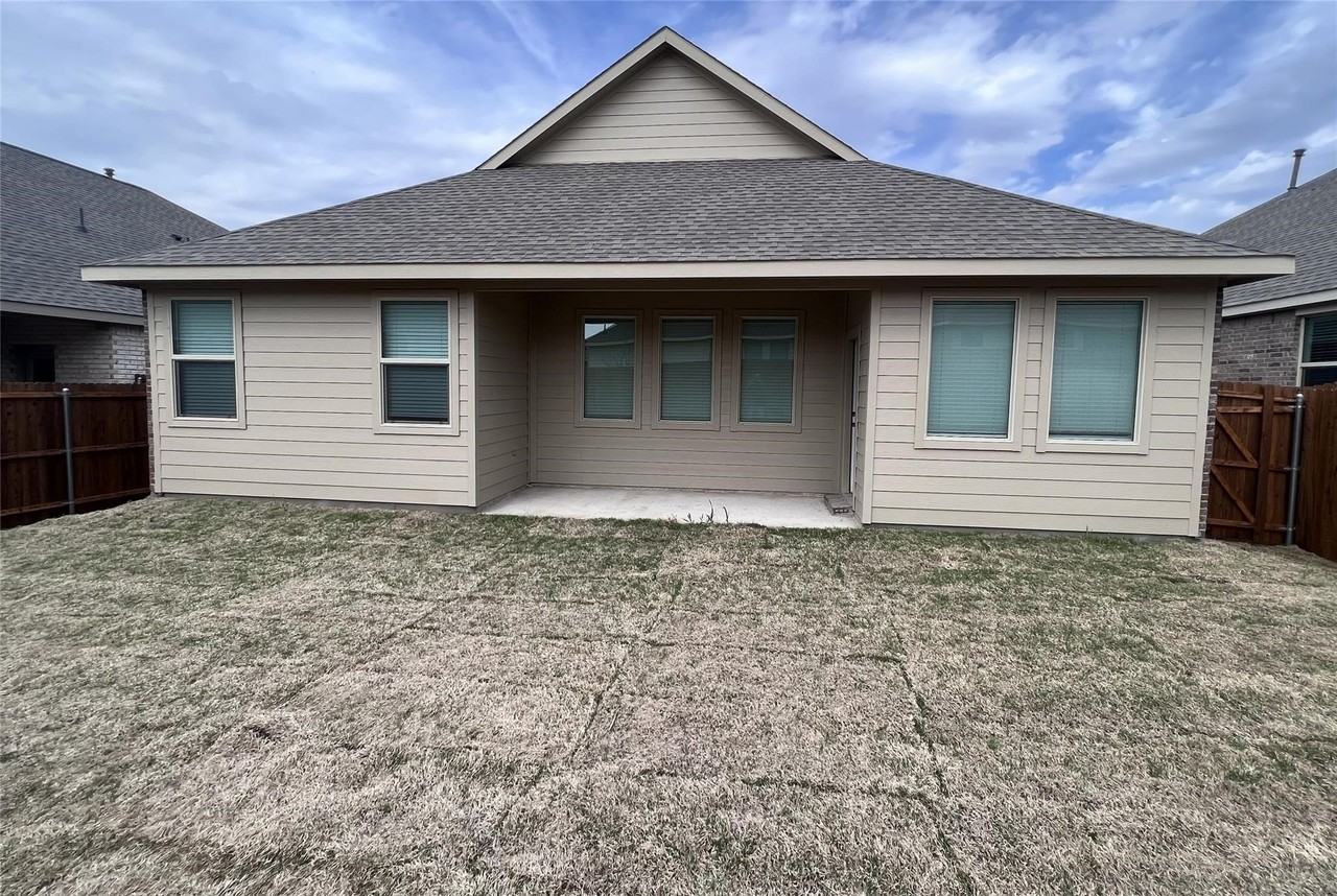 1105 Mahogany Ln - Photo 3 of 13