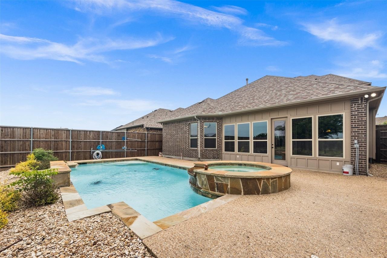 586 Mountcastle Dr - Photo 2 of 23