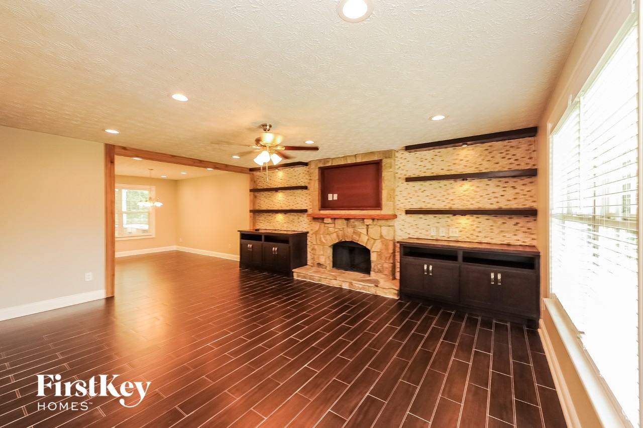 4445 Waterman Dr - Photo 3 of 15