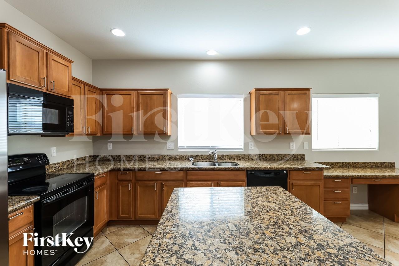 5737 W Pedro Ln - Photo 6 of 16