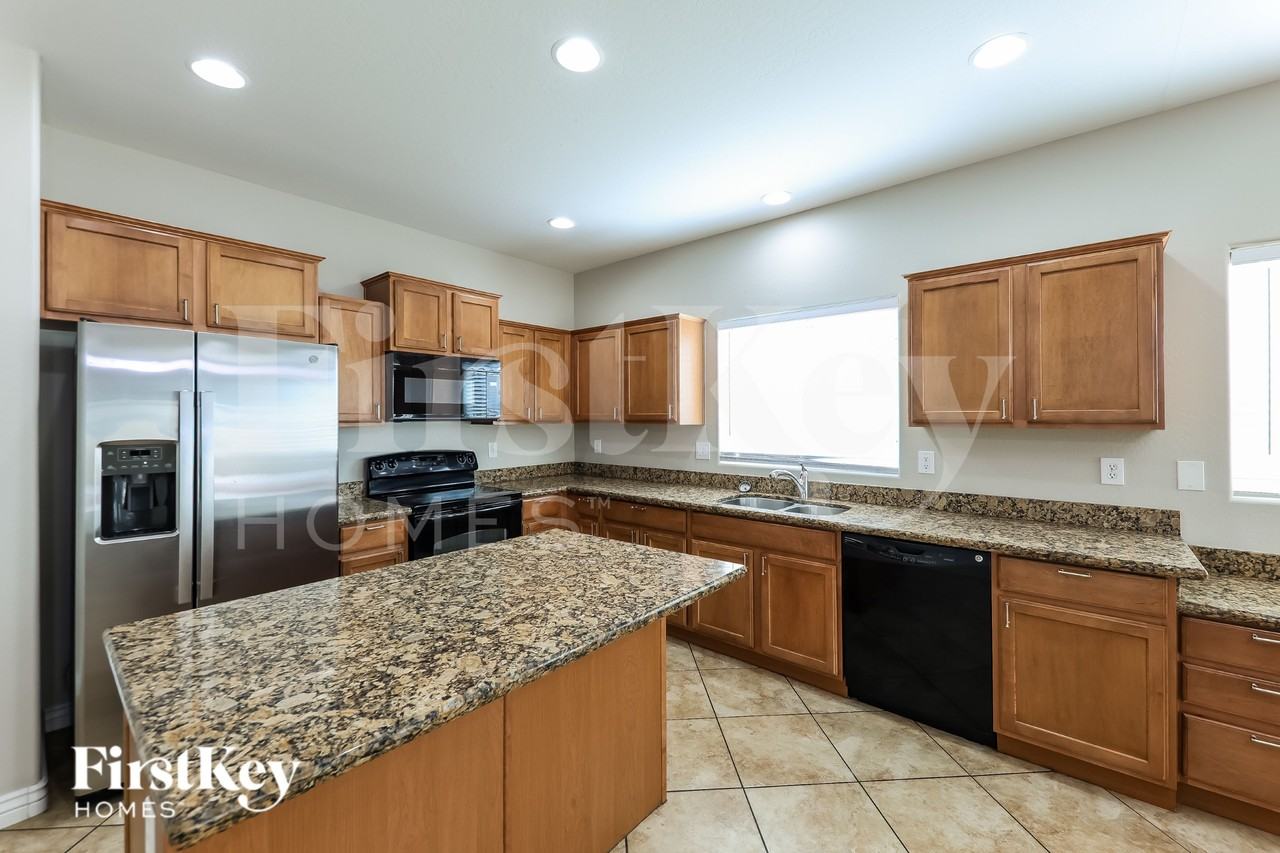 5737 W Pedro Ln - Photo 7 of 16