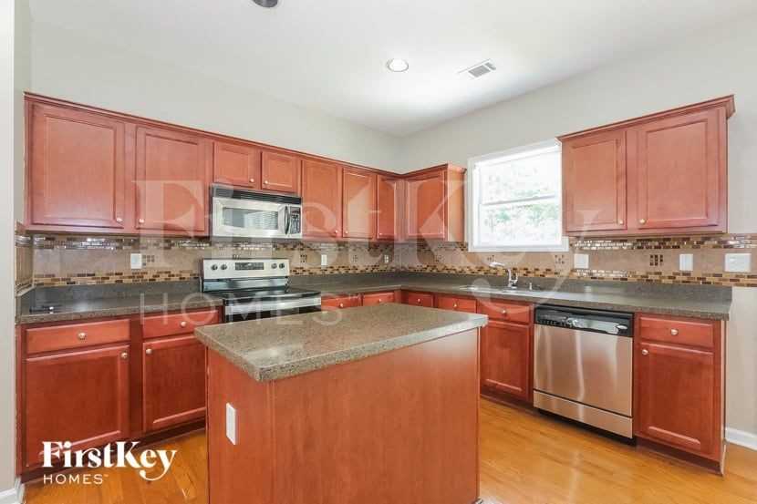 1530 Hedington Cir - Photo 4 of 15