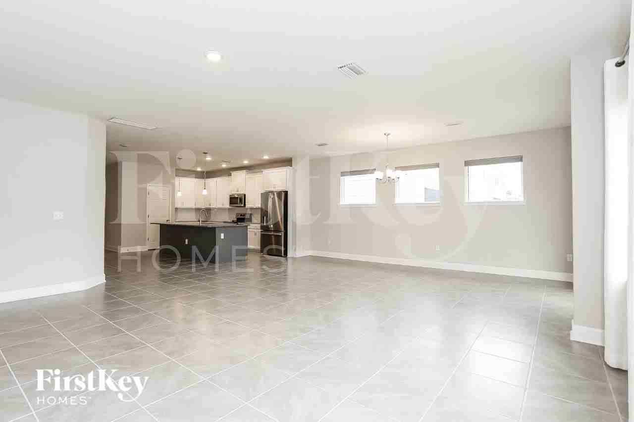 12069 Bridgehampton Rd - Photo 3 of 15