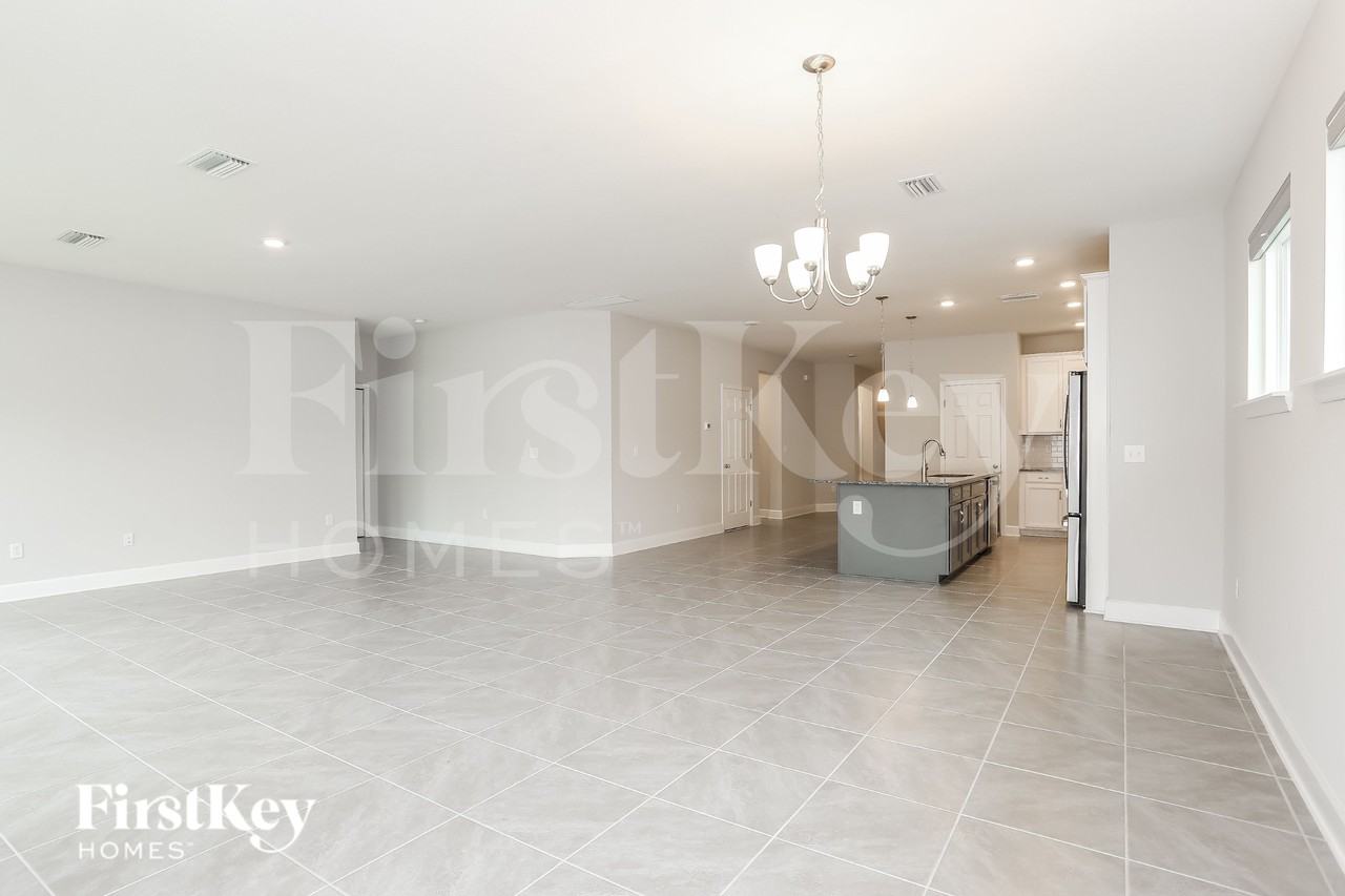 12069 Bridgehampton Rd - Photo 5 of 15