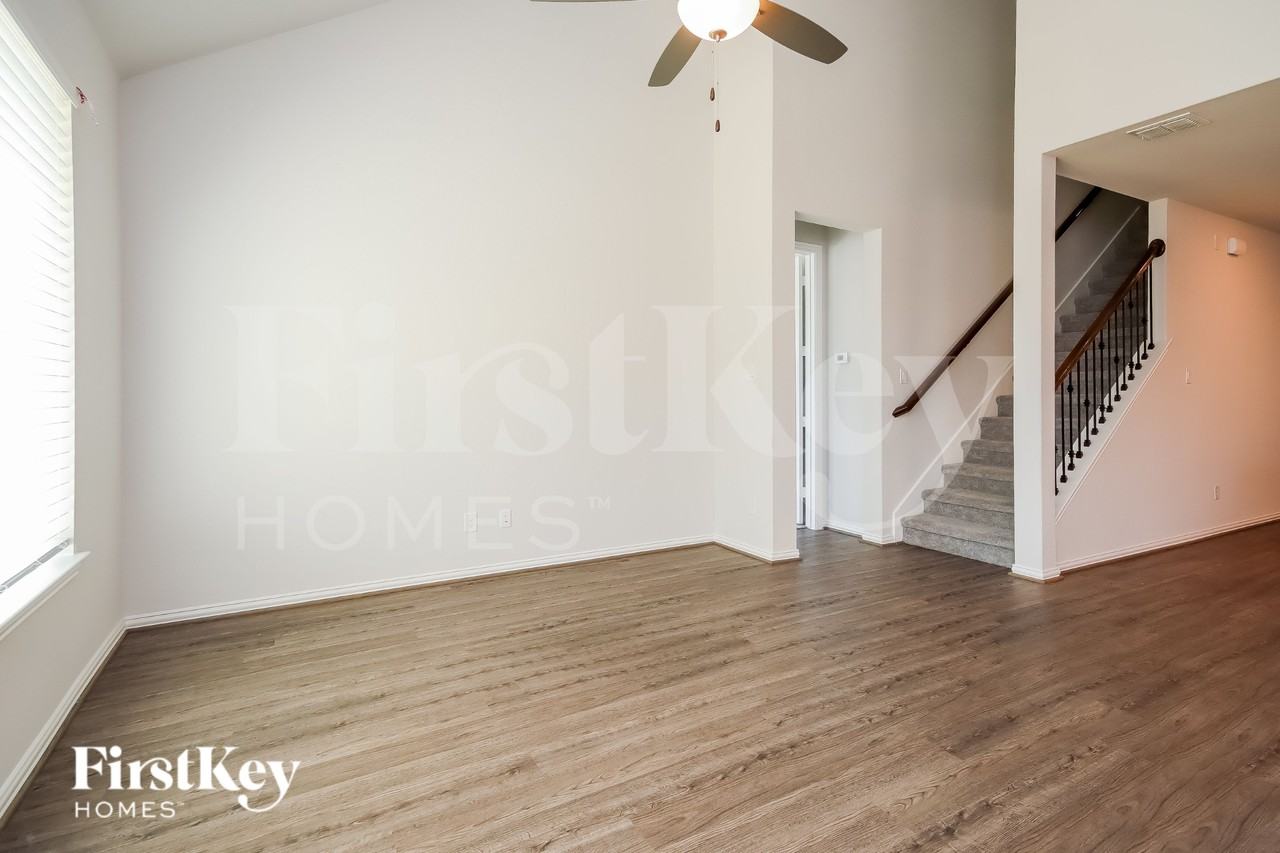 24323 Huntcliff Dr - Photo 2 of 15