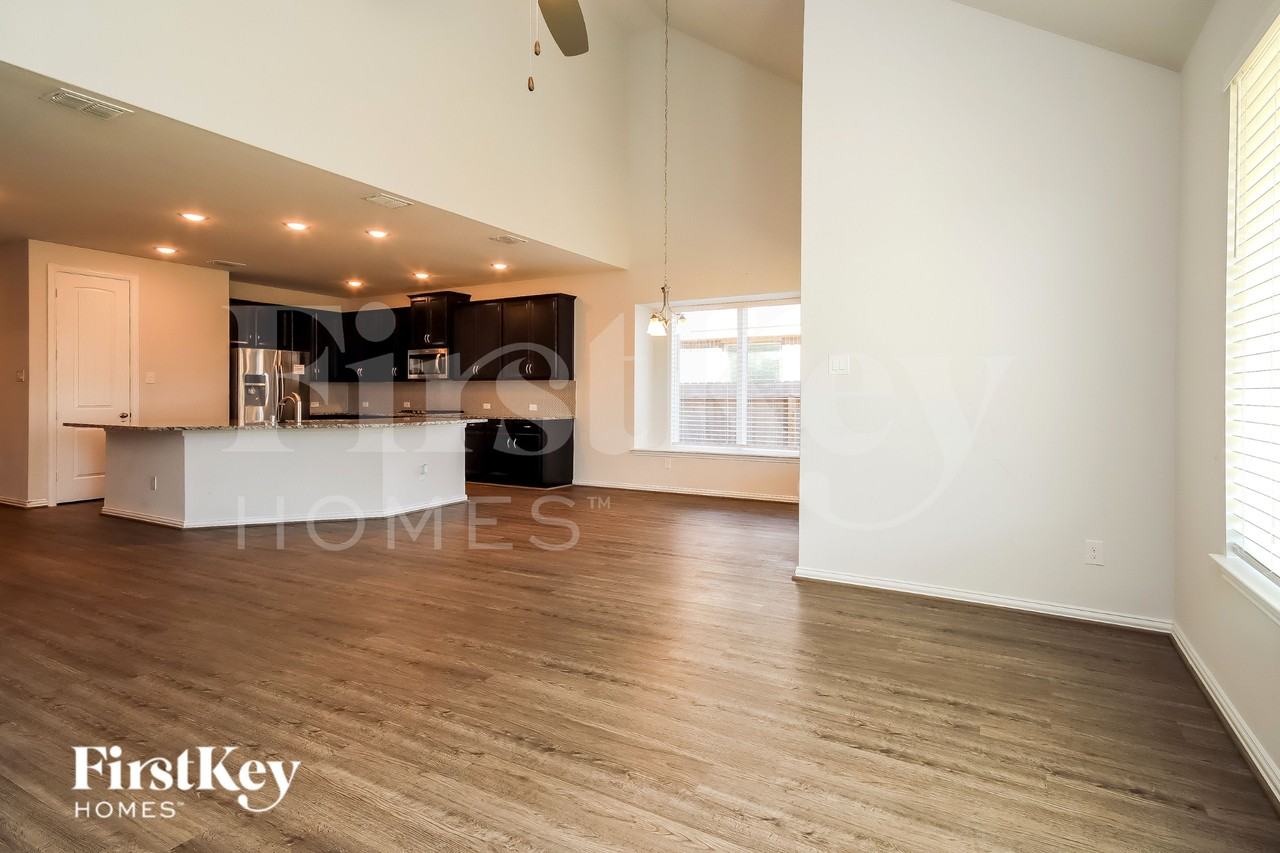 24323 Huntcliff Dr - Photo 3 of 15