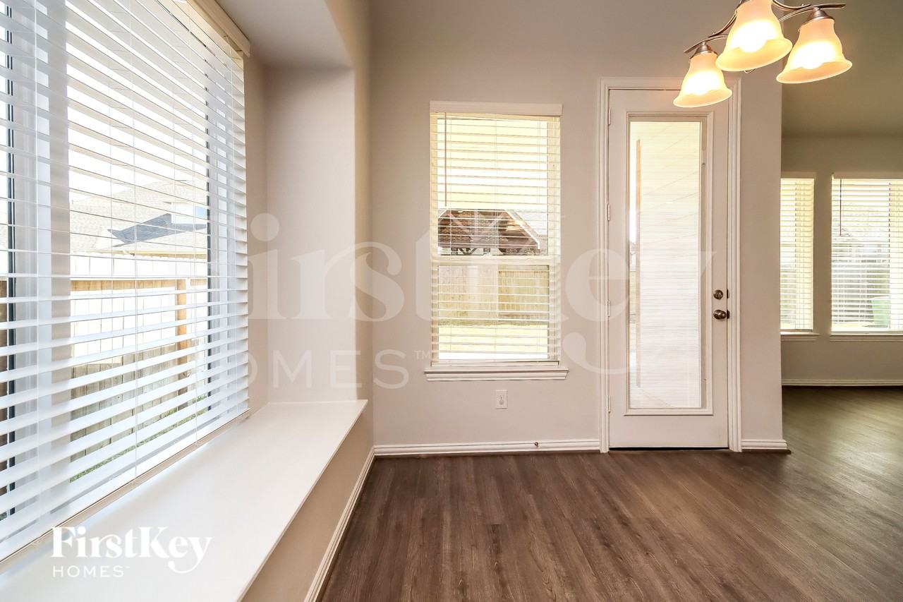24323 Huntcliff Dr - Photo 4 of 15