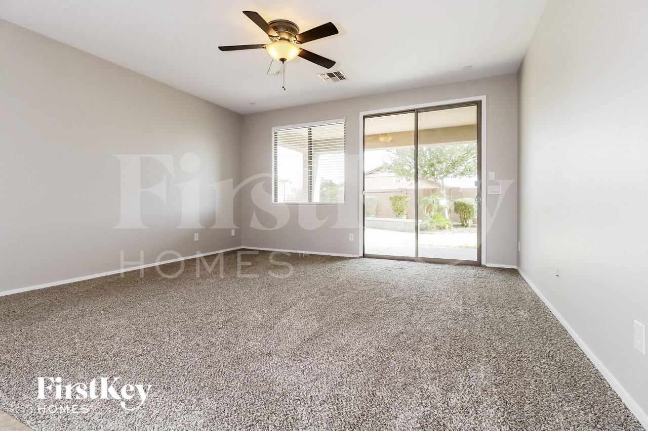 23781 W Hammond Ln - Photo 3 of 15