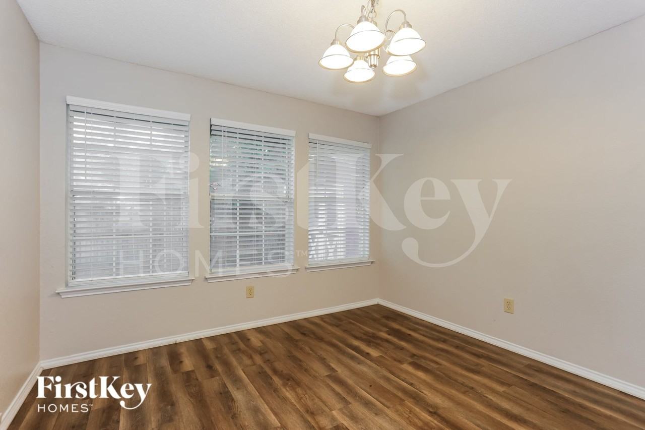 714 Windridge Ln - Photo 4 of 16
