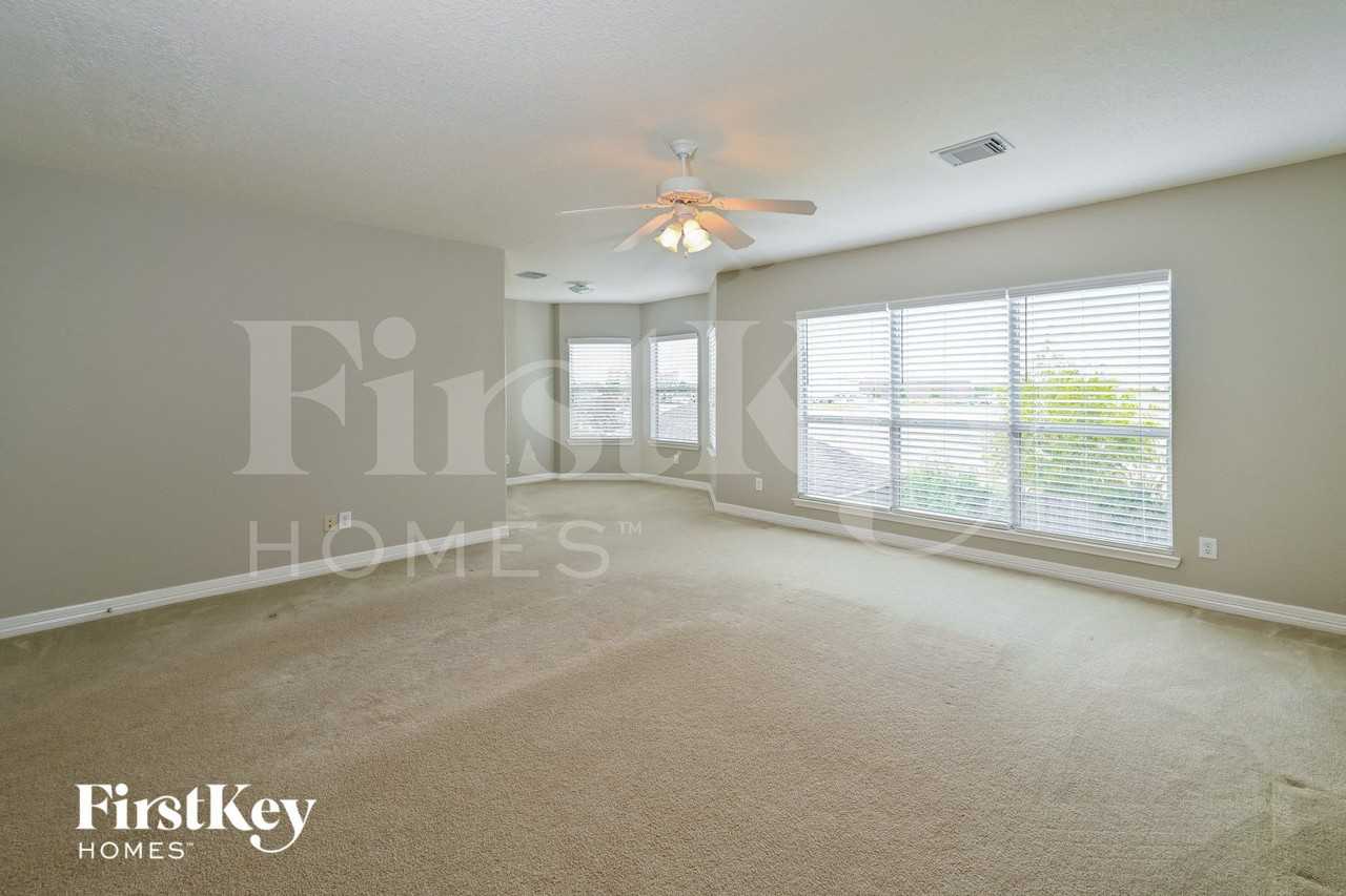 17714 Meadow Crossing Ln - Photo 2 of 15