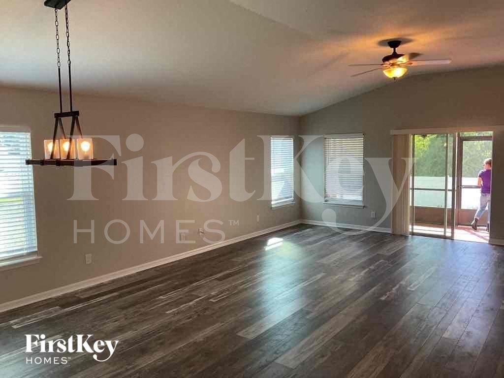 121 Alexandria Cir - Photo 2 of 16