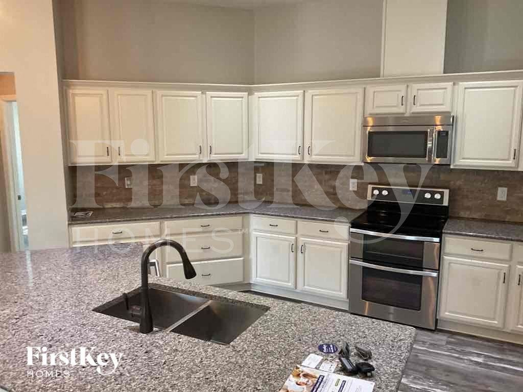 121 Alexandria Cir - Photo 4 of 16