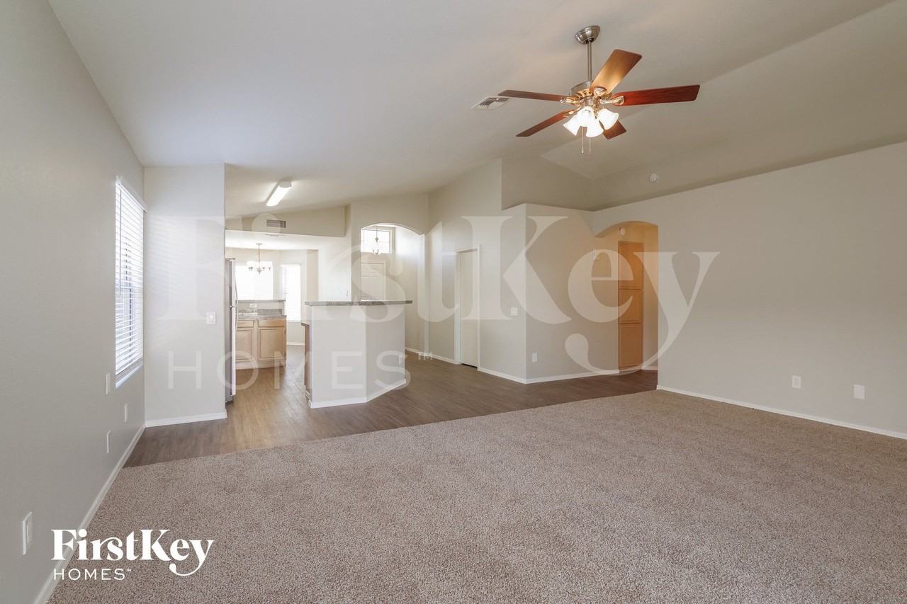 8402 W Bloomfield Rd - Photo 4 of 15
