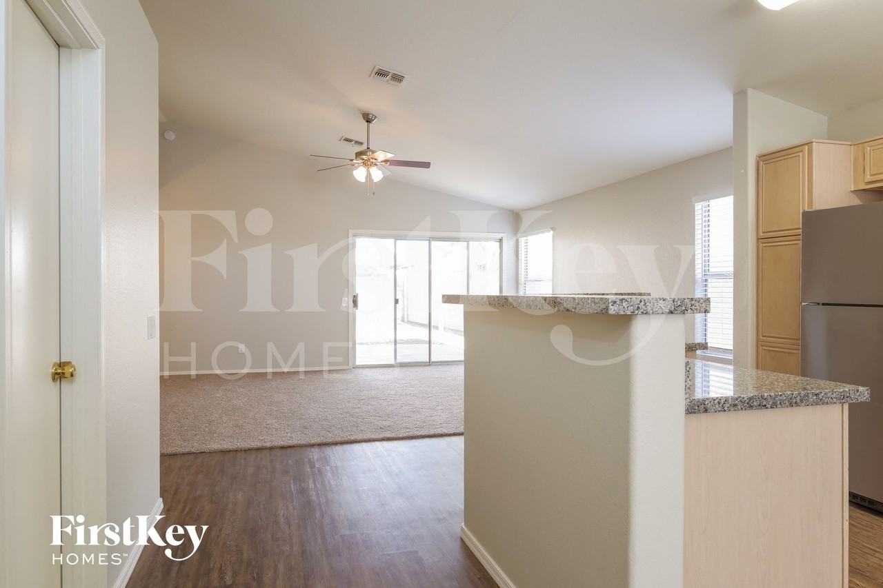8402 W Bloomfield Rd - Photo 6 of 15