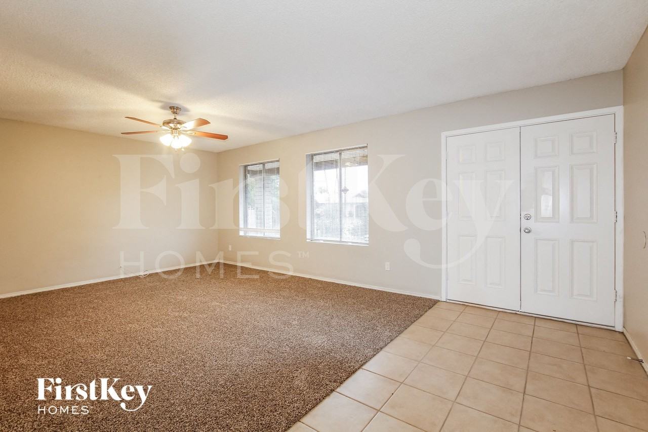 9047 N 48th Ave - Photo 4 of 15