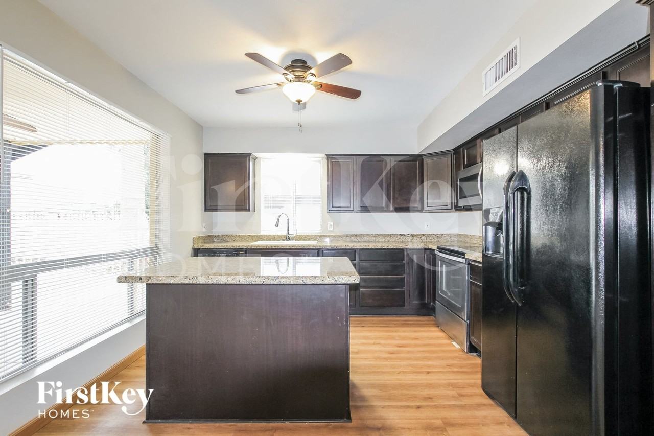 9047 N 48th Ave - Photo 5 of 15