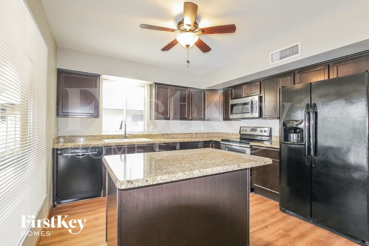 9047 N 48th Ave - Photo 6 of 15