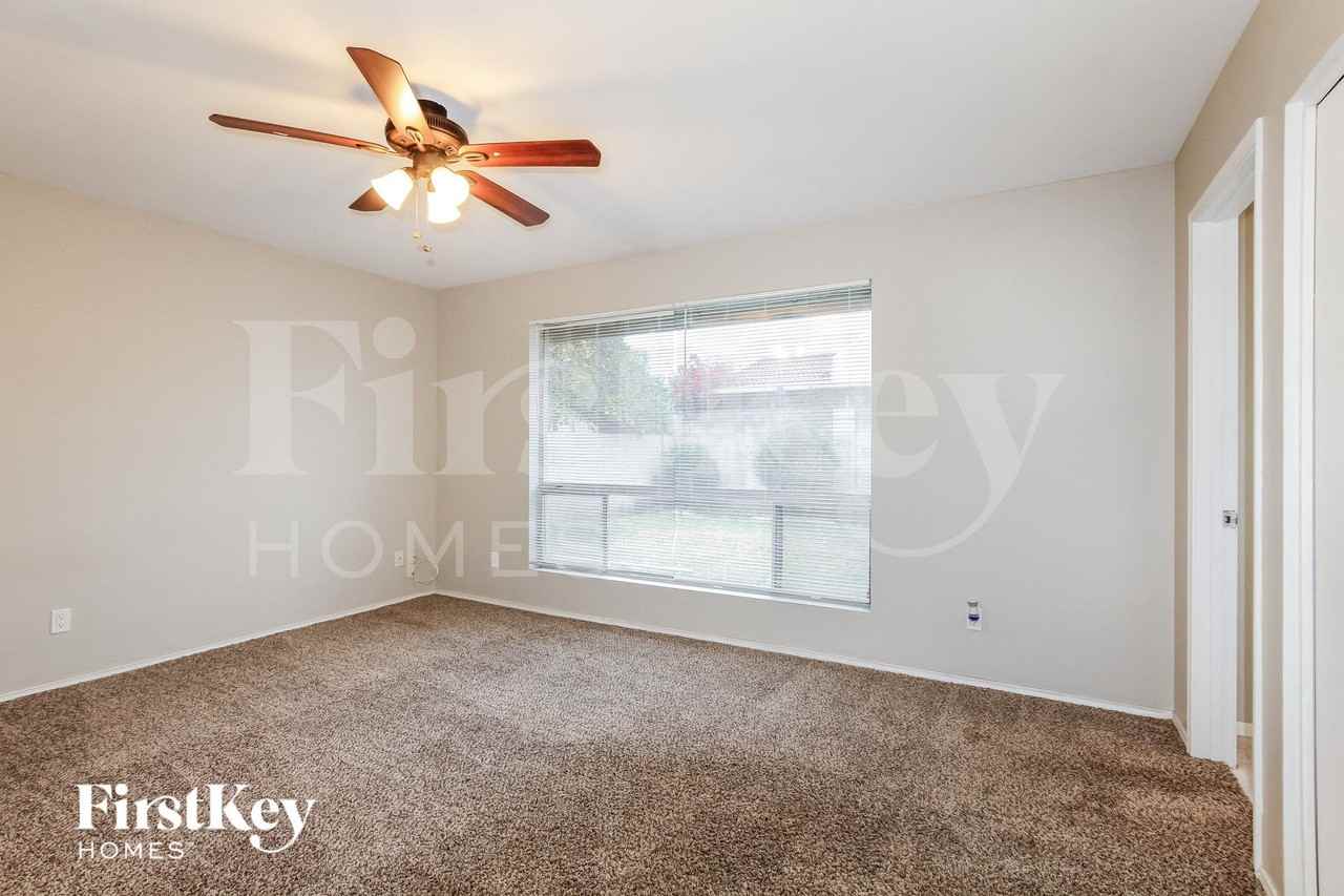 9047 N 48th Ave - Photo 7 of 15