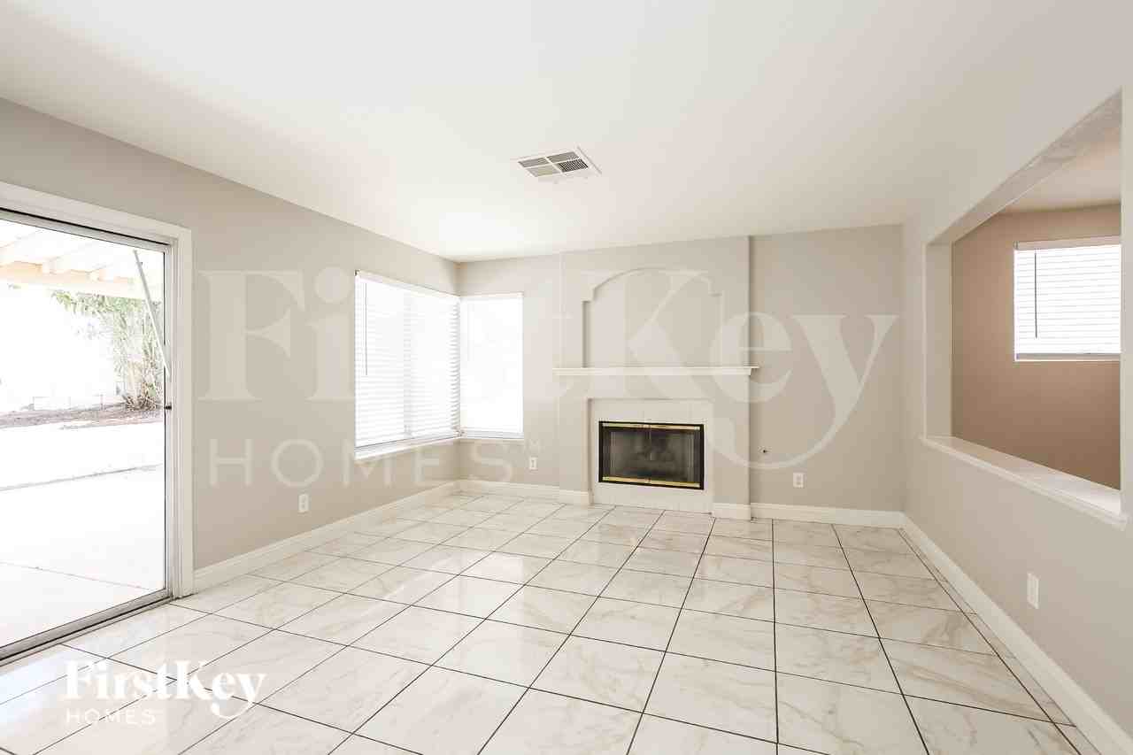 8041 Hilliard Ave - Photo 2 of 19