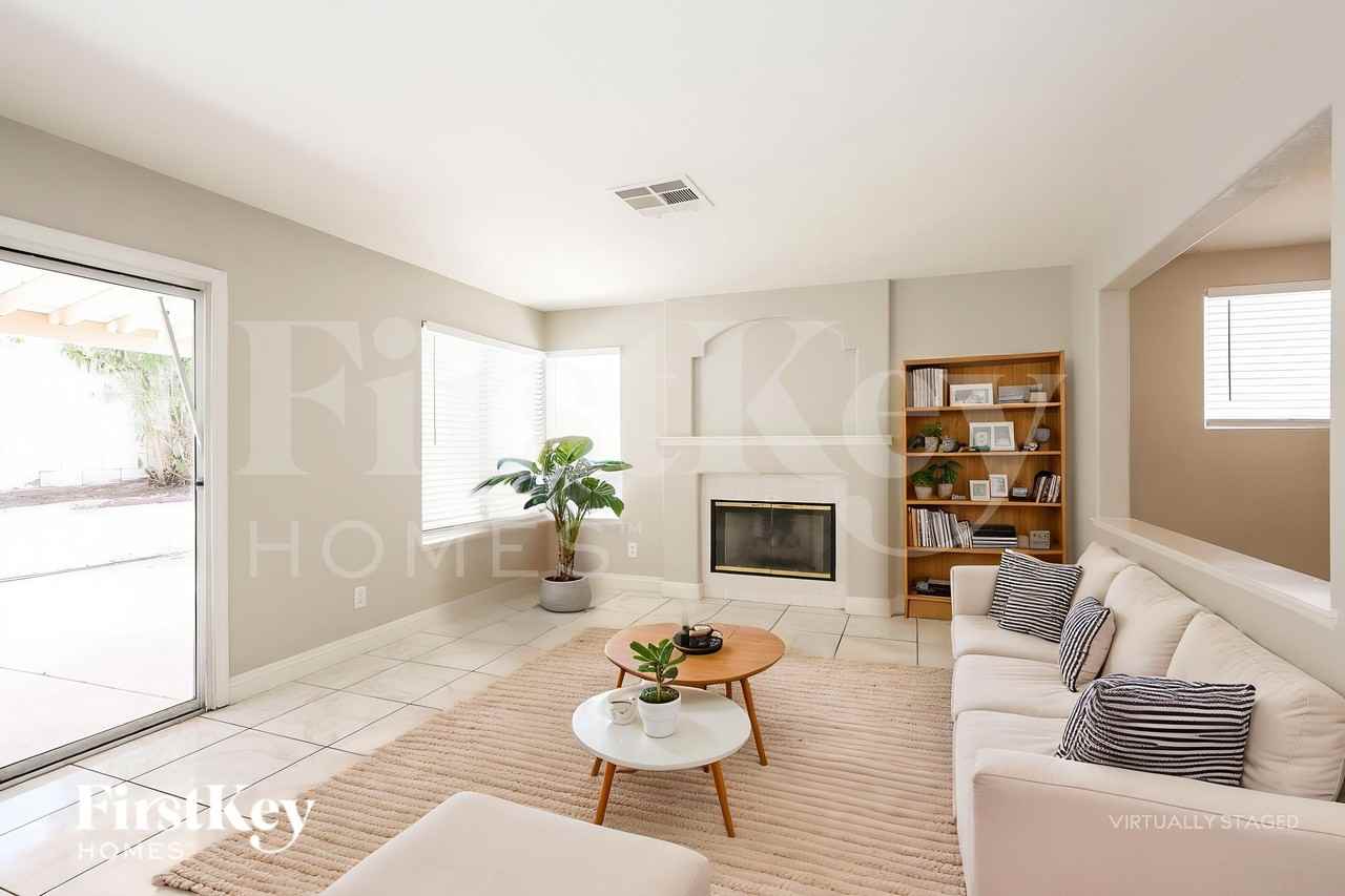 8041 Hilliard Ave - Photo 3 of 19
