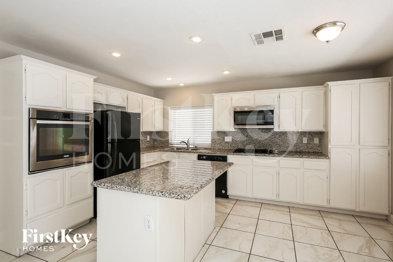 8041 Hilliard Ave - Photo 5 of 19