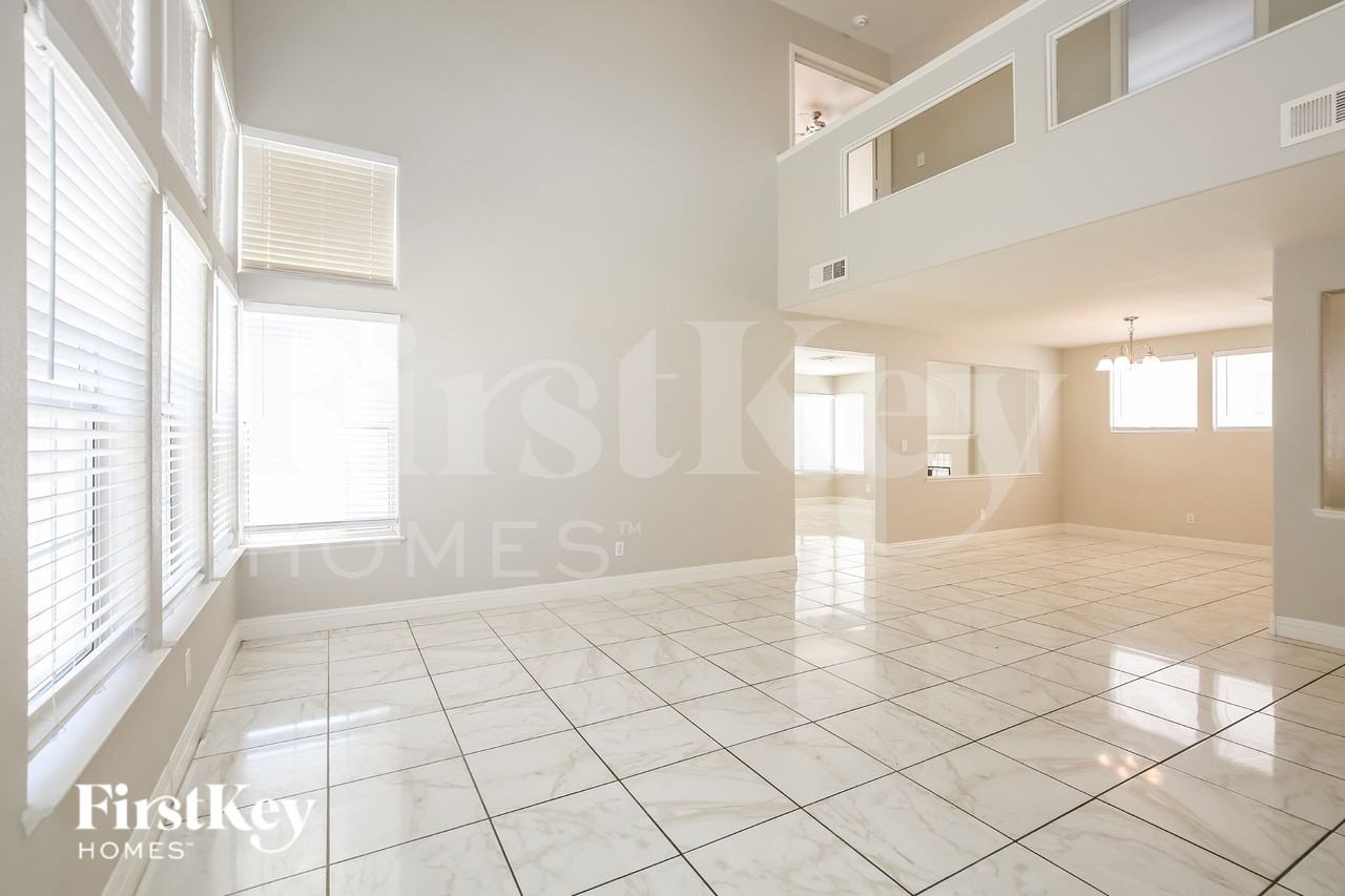 8041 Hilliard Ave - Photo 6 of 19