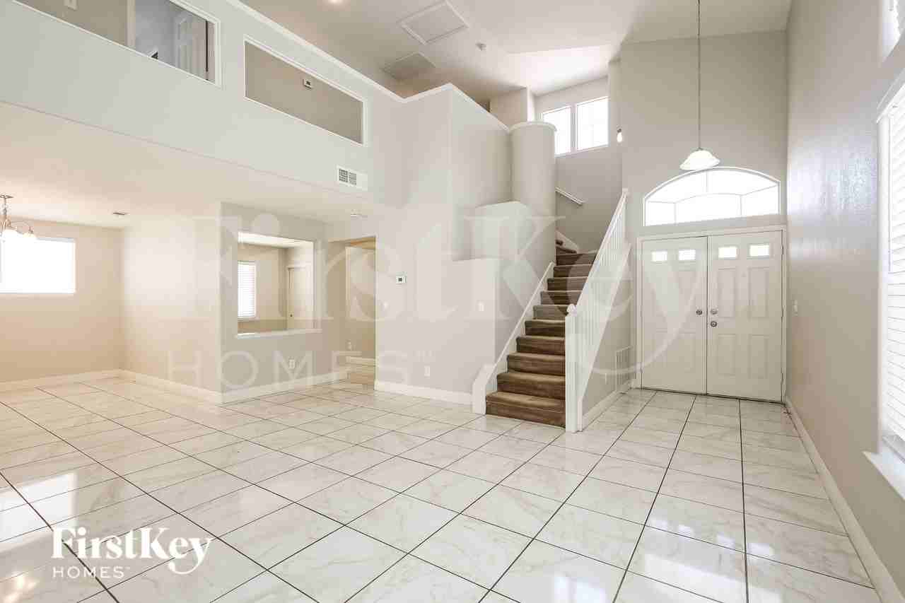 8041 Hilliard Ave - Photo 7 of 19