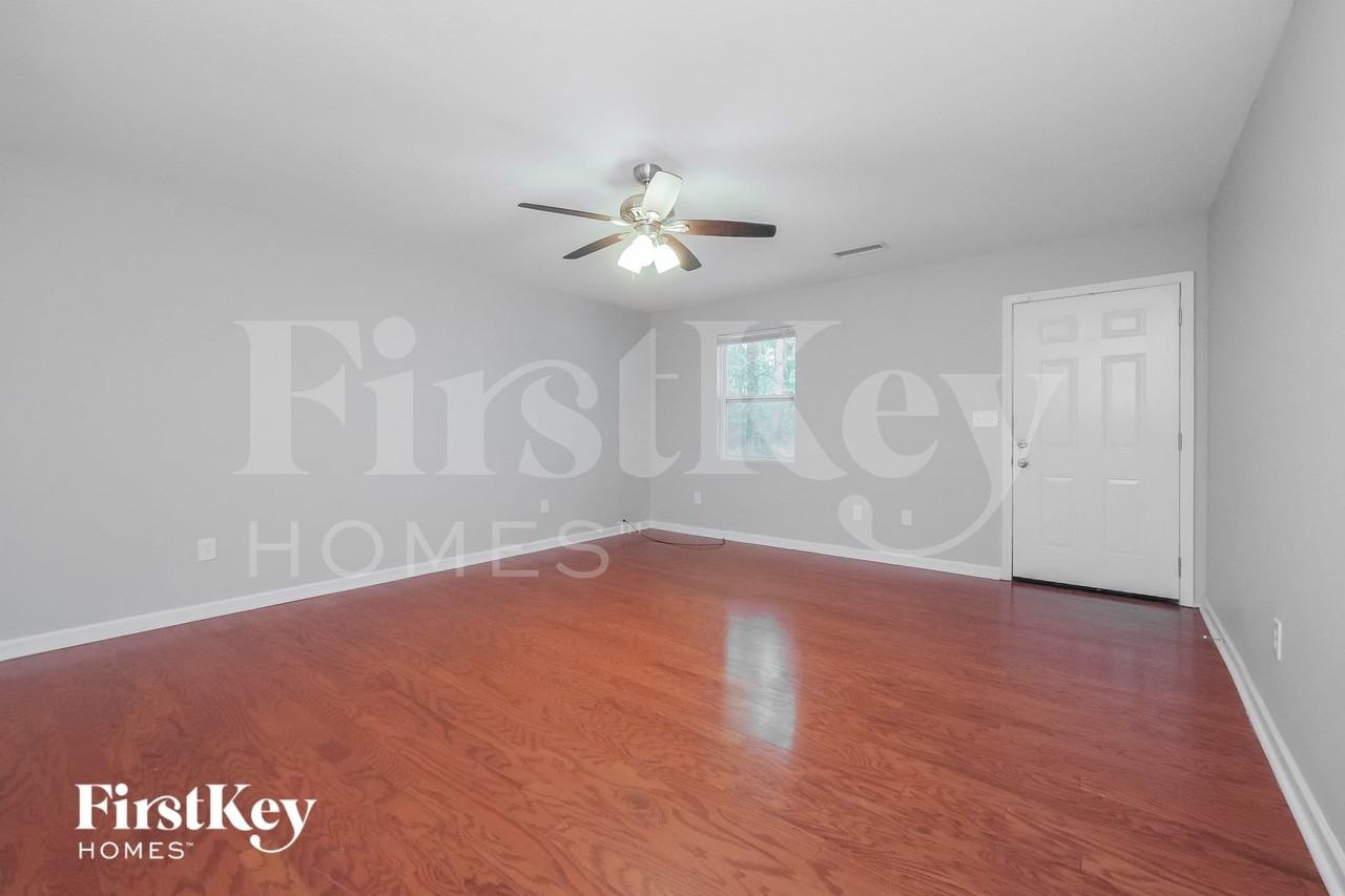 736 Rowe Rd - Photo 5 of 15