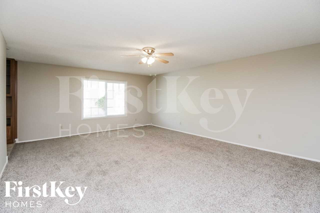 614 E Greenway Dr - Photo 2 of 15
