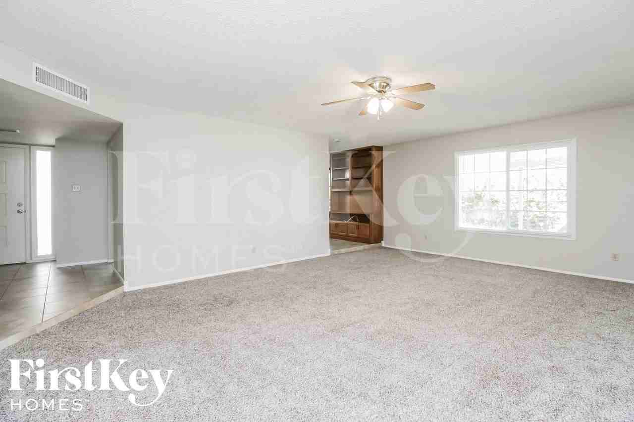 614 E Greenway Dr - Photo 3 of 15