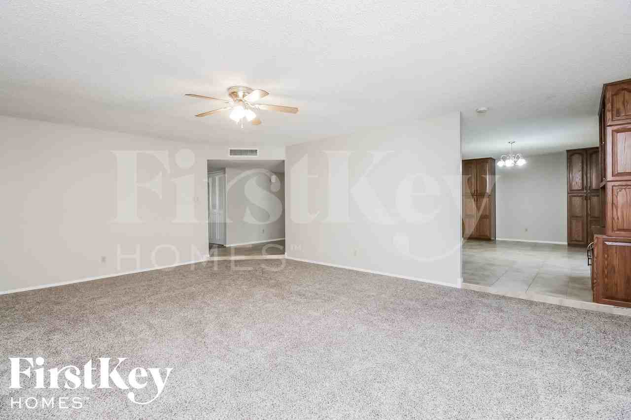 614 E Greenway Dr - Photo 4 of 15