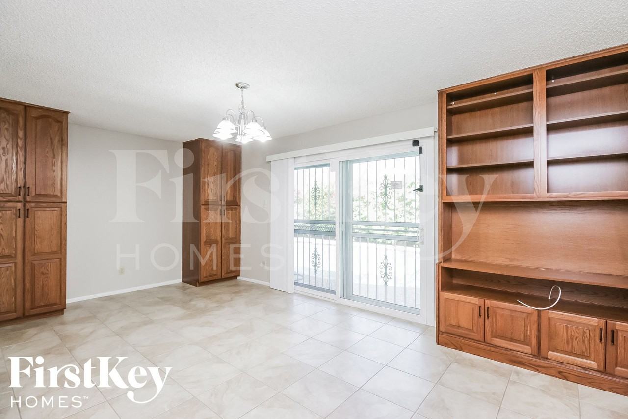 614 E Greenway Dr - Photo 5 of 15