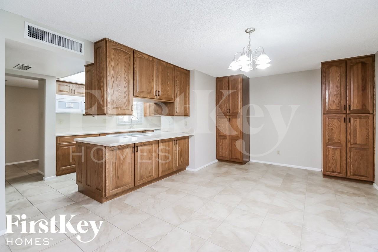 614 E Greenway Dr - Photo 6 of 15