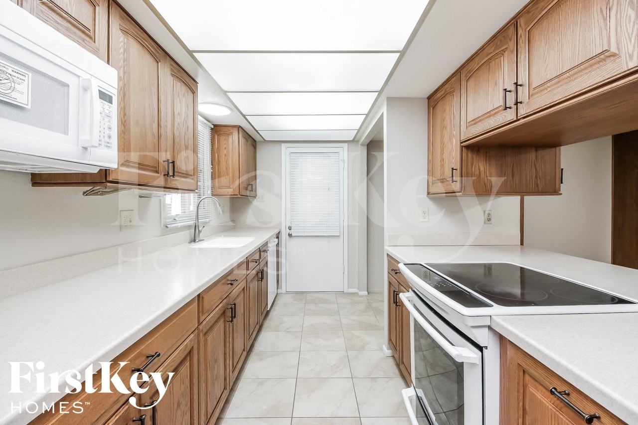 614 E Greenway Dr - Photo 7 of 15