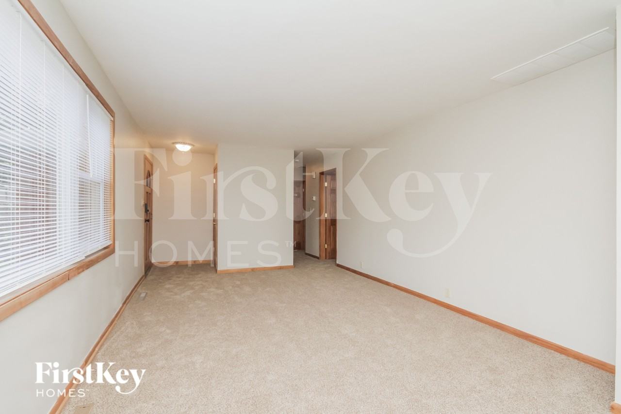 422 Granville Ave - Photo 3 of 19