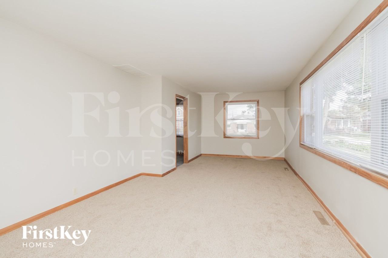 422 Granville Ave - Photo 5 of 19