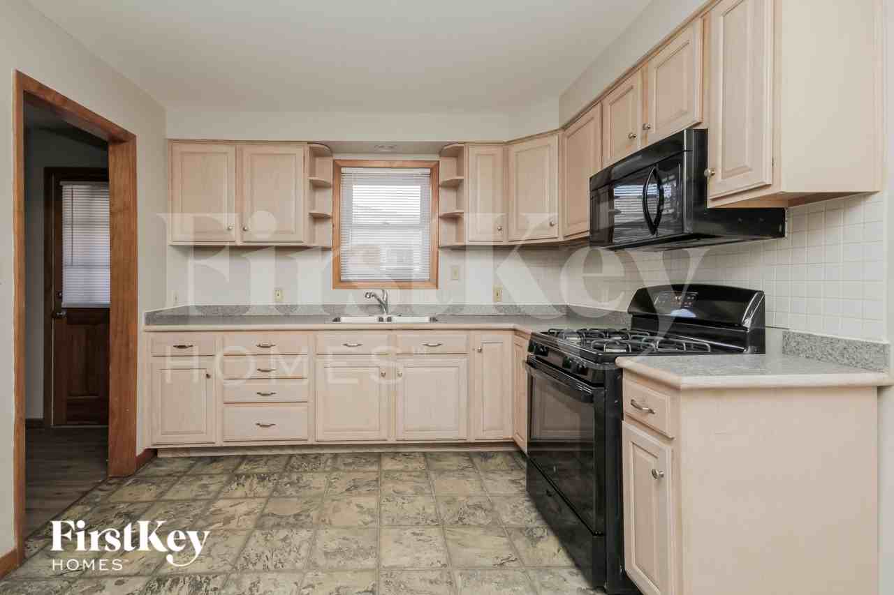 422 Granville Ave - Photo 6 of 19