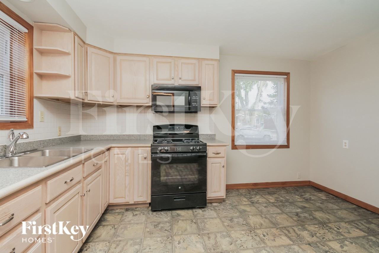 422 Granville Ave - Photo 7 of 19