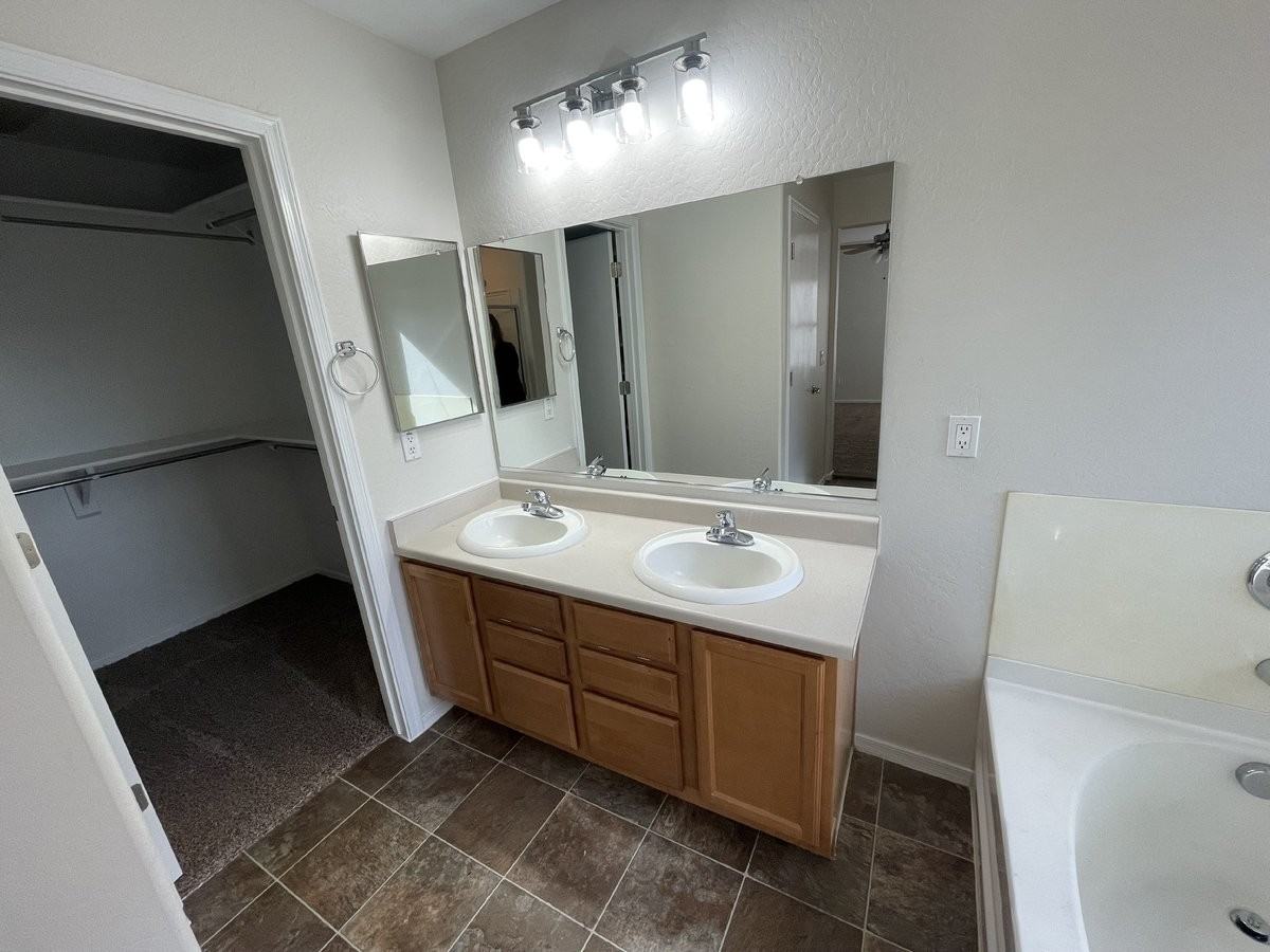 40411 W Helen Ct - Photo 3 of 26